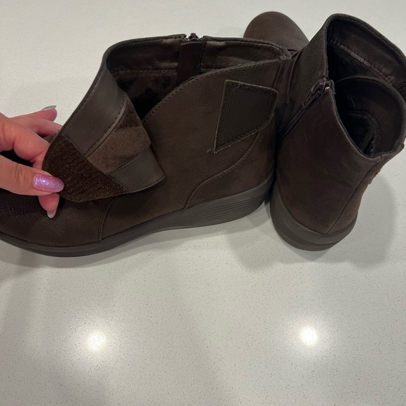 Sketchers size 10 booties - Picture 3 of 7